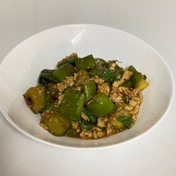 ผัดมะเขือยาวไก่สับ