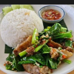 คะน้าหมูกรอบราดข้าว