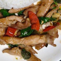 กระเพราหมูแดดเดียว เป็นกับ