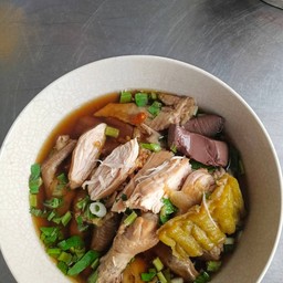 ร้านก๋วยเตี๋ยวไก่มะระกับอาหารตามสั่งอัญชลี