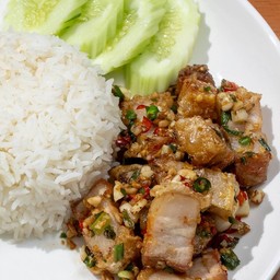 ข้าวหมูกรอบคั่วพริกเกลือ
