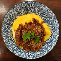 ข้าวไก่กรอบซอสกระเทียม