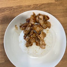 หมูผัดน้ำมันหอยราดข้าว