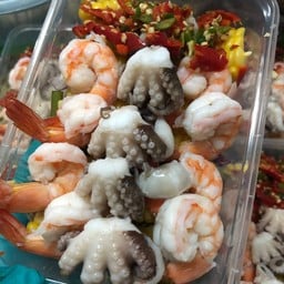 ยำข้าวโพดกุ้งสุก + หนวดหมึกสาย