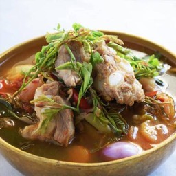 ต้มแซ่บกระดูกหมูใบมะขามอ่อน