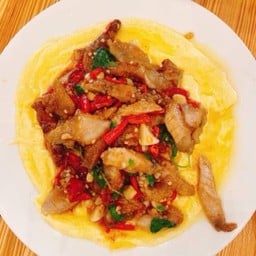 ข้าวไข่ข้นยำคอหมู