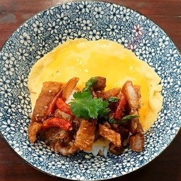 ข้าวหมูสามชั้นทอดพริกกระเทียม