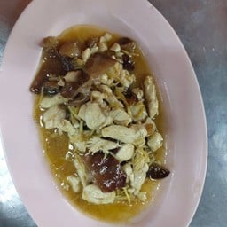 ไก่ผัดขิงเห็ดหูหนู