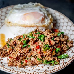 ข้าวกะเพราเนื้อสับโคขุนไข่ดาว