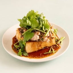 เต้าหู้เย็นราดซอสโยดาเระ(ซอสเผ็ดเปรี้ยว)โรยผักชี