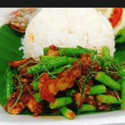 ผัดพริกแกงหมูกรอบราดข้าว