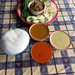 ขนมจีนครึ่งกิโลสามน้ำยา