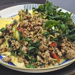 ข้าวไข่ข้นกระเพรากรอบ