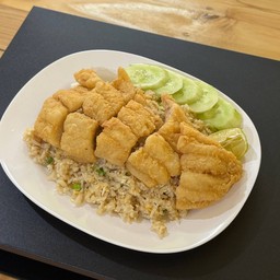 ข้าวผัดปลาจานโบ้ม