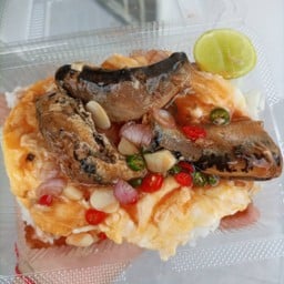ข้าวไข่ข้นยำปลากระป๋อง