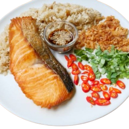 ข้าวผัดมันเนื้อเสิร์ฟกับปลาแชลมอลและซอสแจ่ว