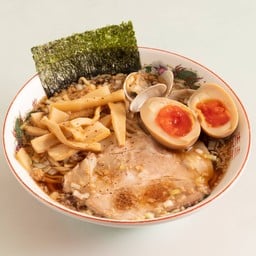 ชูคะโซบะ (ราเม็งโชยุใส่ไข่ต้มปรุงรส)