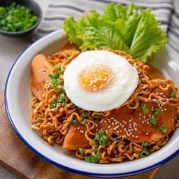 บะหมี่ผัดแห้งใส่ไข่ดาว ( เลือก Add on )