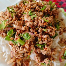 ข้าวราดลาบเนื้อ