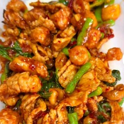 ผัดพริกแกงหมูชิ้นกากหมูเจียวราดข้าว