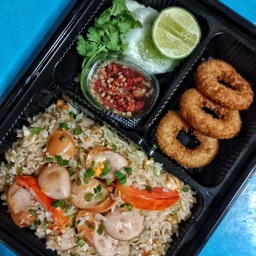 ข้าวผัดไส้กรอกไก่ B คู่chicken ring