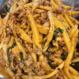 ข้าวราด ผัดหน่อไม้หมูสับ