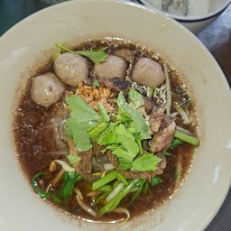 เส้นเล็กลูกชิ้นเนื้อเปื่อยน้ำตก