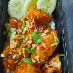 ข้าวไก่กรอบราดซอสสามรส