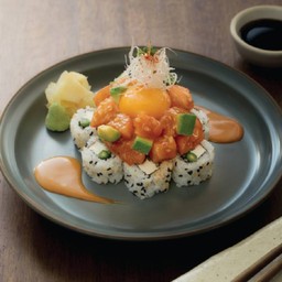 โรลแซลมอนยุกเกะ