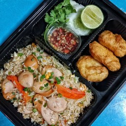 ข้าวผัดไส้กรอกไก่ A คู่นักเก็ต