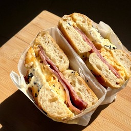 Truffle ham & scrambled egg bagel เบเกิลทรัฟเฟิลแฮม