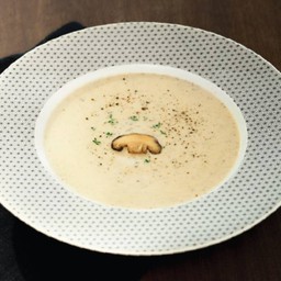 ซุปครีมเห็ดและทรัฟเฟิลดำ