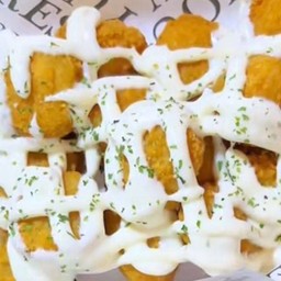 ไก่ป๊อบราดซอสหัวหอมชีส