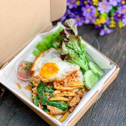 ข้าวกะเพราไก่หน่อไม้ ไข่ดาว