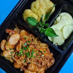 สปาเก็ตตี้ซอสมะเขือเทศหมูสับไส้กรอกคู่นักเก็ตและpotato chip