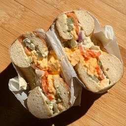 Smoked salmon & egg bagel เบเกิลสโมกแซลมอน