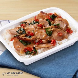 ข้าวคอหมูผัดใบโหระพา