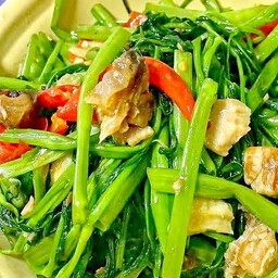 ผัดผักบุ้งปลาอินทรีย์เค็ม(ราดข้าว)