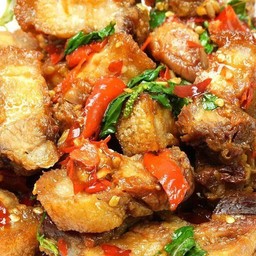 ส้มตำผัดกะเพราหมูกรอบบ้านสกาย