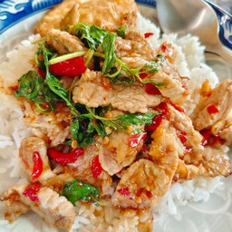 กะเพราหมูชิ้นไข่ดาว