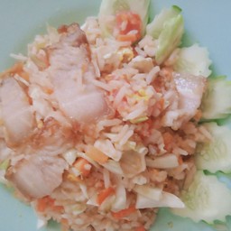 ข้าวผัดหมูกรอบ