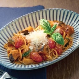 สปาเก็ตตี้มะเขือเทศและมะเขือม่วงสไปซี่