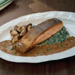 สเต็กปลาแซลมอนกับครีมผักโขม