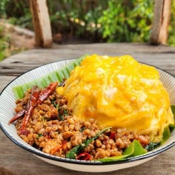 ข้าวไข่ข้นกะเพราหมูสับไข่กุ้ง