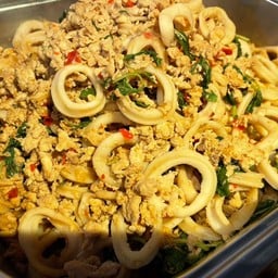 ผัดกระเพราอกไก่สับและปลาหมึก