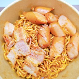 มาม่าเกาหลีผัด ไส้กรอก เบคอน