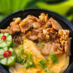 ข้าวไข่ข้นไก่กระเทียมพริกไทย