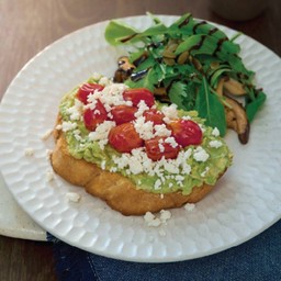 โทสต์กัวคาโมเล่มะเขือเทศอบ