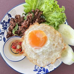 ข้าวกะเพราเนื้อบด แถมฟรีไข่ดาว