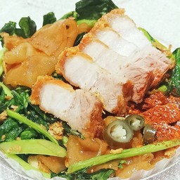 เส้นใหญ่ผัดซีอิ๊วหมูกรอบ